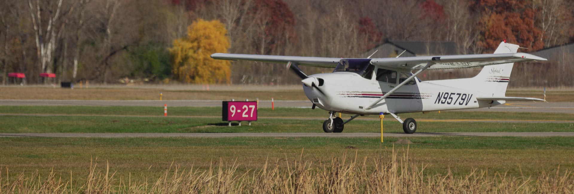 CESSNA 172R on runway