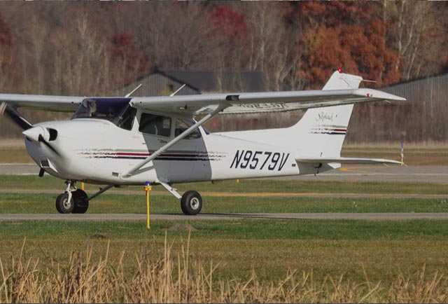 CESSNA 172R on runway