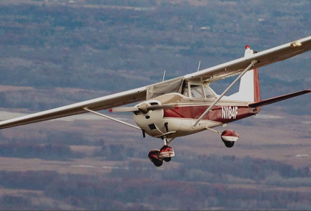 CESSNA 172G flying